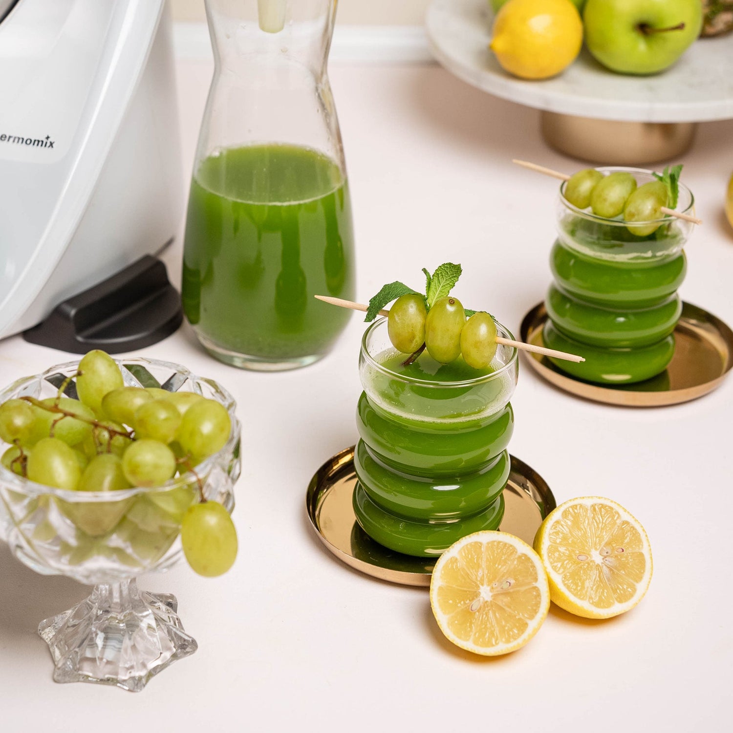 Grüner Saft mit Ananas, Apfel und Spinat - Wundermix GmbH
