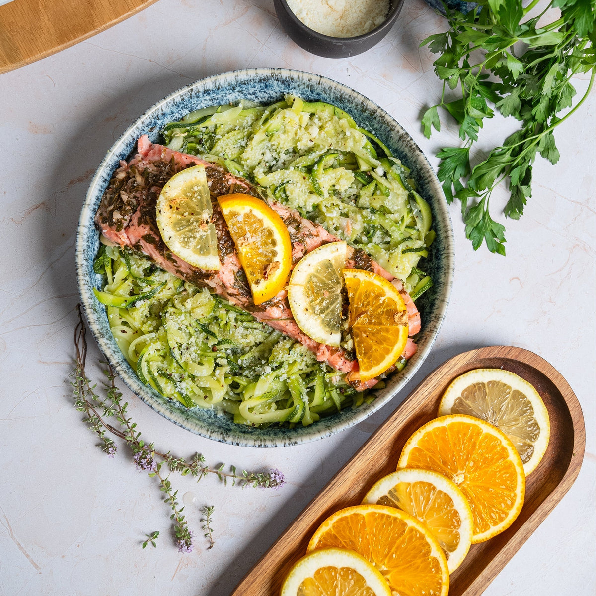 Saftiges Lachsfilet auf Zoodles - Wundermix GmbH